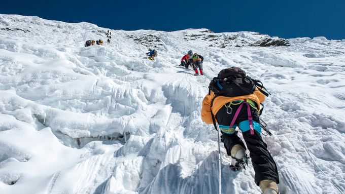 Zemětřesení strhlo lavinu v oblasti Mount Everestu. Zprávy hovoří o 18 mrtvých. V základním táboře bylo údajně okolo 1000 horolezců. Je možné, že tam byli i Češi. Nejsou ale mezi mrtvými.