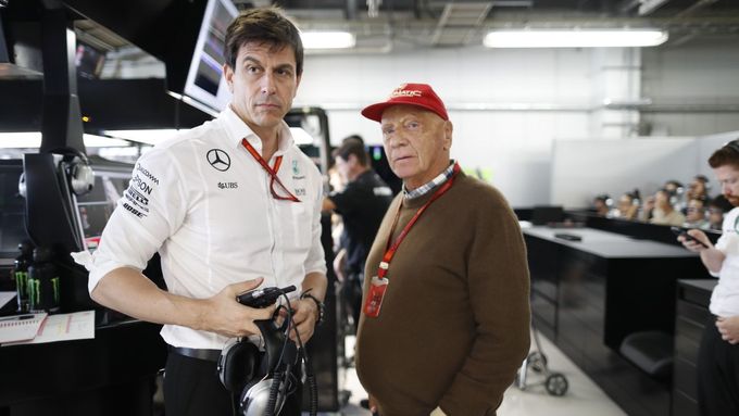Toto Wolff a Niki Lauda v boxech Mercedesu.