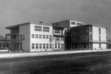 Pavilon nemocnice v Mukačevu na Podkarpatské Rusi navrhl Jaroslav Fragner hned po skončení školy v roce 1928. Byl jednou z prvních moderních staveb ve střední Evropě.