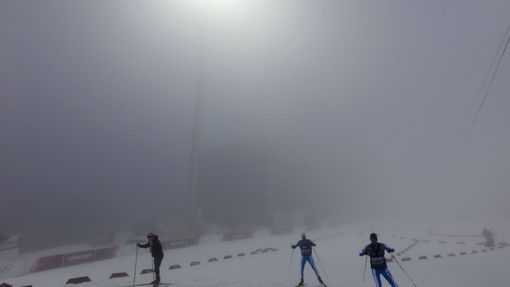 Mlha nad biatlonovým areálem Rosa Chutor