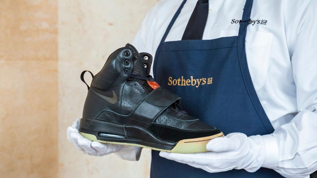 Historicky první model tenisek Yeezy rapera Kanye Westa aukční síň Sotheby's ocenila na milion dolarů.