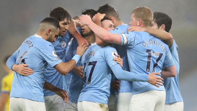 Radost hráčů Manchesteru City po gólu Phila Fodena ve středečním utkání proti Brightonu