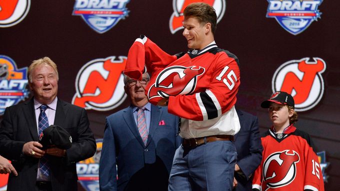 Pavel Zacha si oblékl v draftu dres New Jerse Devils, jako celkově šestý v pořadí byl nejvýše postaveným hokejistou z Evropy.