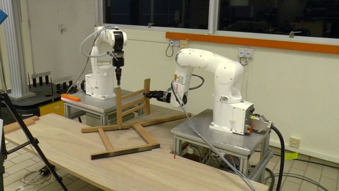 Robot sestavil samostatně dřevěnou židli z Ikea. Zvládl to za dvacet minut