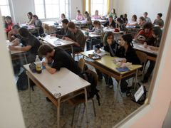 Necelá polovina středoškoláků v Česku studuje dva a více cizích jazyků.