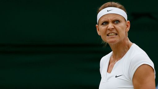 Lucie Šafářová v osmifinále Wimbledonu 2015 s Coco Vandewegheovou.