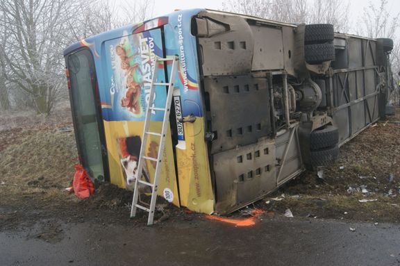 Nehoda školního autobusu na Lounsku.