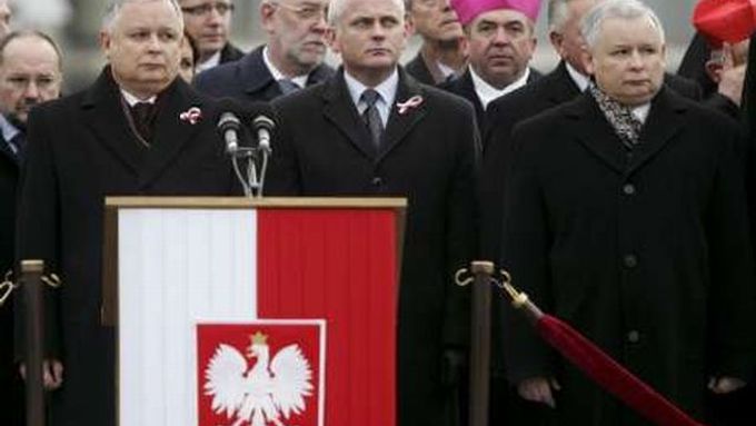 Prezident a premiér Polska -  dvojčata Lech Kaczyński (vlevo) a Jaroslav Kaczyński (vpravo) - sledují vojenskou přehlídku u příležitosti 88.výročí obnovení samostatnosti Polska.
