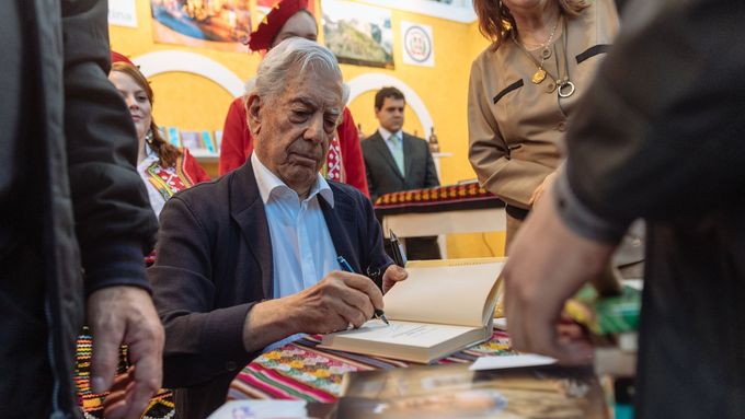 Mario Vargas Llosa při předloňské autogramiádě na pražském veletrhu Svět knihy.