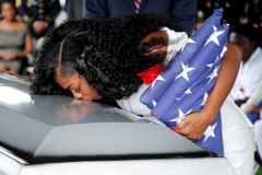 Neviděla jsem ani palec. Vdově, kterou rozplakal Trump, armáda neotevřela rakev s ostatky manžela