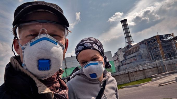 "Nějak v sobě cítíme, že se něčeho takového bojíme, a chceme se s tím vyrovnat, proto to jedeme prozkoumat," udává jeden možný důvod, proč se do Černobylu stále vrací, fotograf a novinář Václav Vašků.