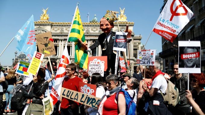 Protesty proti prezidentu Macronovi v Paříži