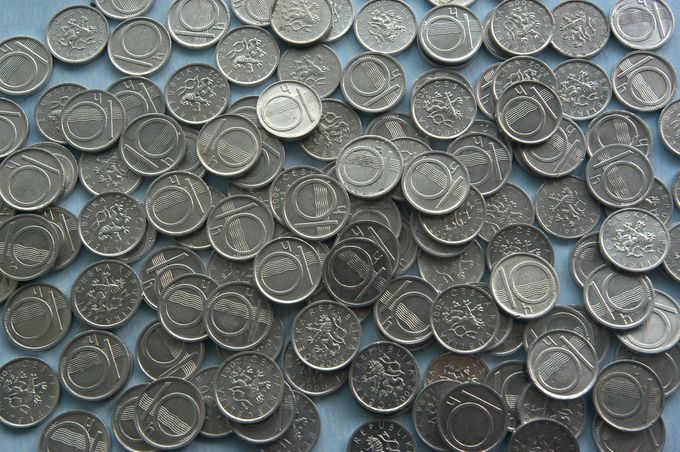 Mince s hodnotou 10 haléřů na archivním snímku z roku 2003.
