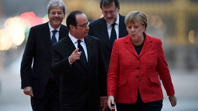 Zleva italský premiér Paolo Gentiloni, francouzský prezident François Hollande, španělský premiér Mariano Rajoy a německá kancléřka Angela Merkelová ve Versailles.