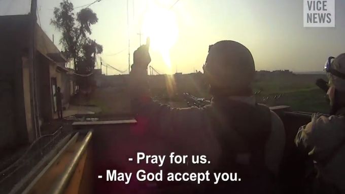 Server Vice News publikoval video z kamery bojovníka Islámského státu.