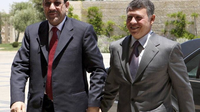 Núrí Málikí a jordánský král Abdulláh během společného setkání v Ammánu, kam irácký premiér přicestoval na dvoudenní návštěvu