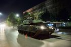 Tanky turecké armády projíždí ulicí v Ankaře.