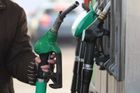 Průměrná cena benzinu a nafty klesla pod 30 korun za litr