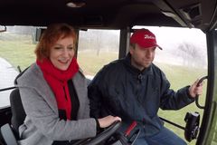 Na návštěvě v brněnském Zetoru redaktorka řídila tři traktory. Legálně, má na ně řidičák