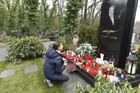 Fanoušci zesnulého zpěváka Karla Gotta se už mohou poklonit jeho památce na hřbitově na pražských Malvazinkách.