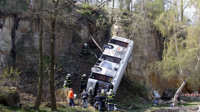 Tragédie na Zličíně: Autobus spadl ze skály