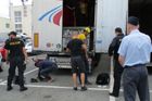 V Severní Makedonii zadrželi kamion plný migrantů, ve voze jich cestovalo 211