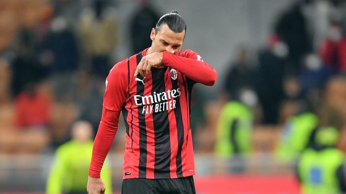 Zklamaný Zlatan Ibrahimovic v zápase AC Milán proti Spezii v italské lize.
