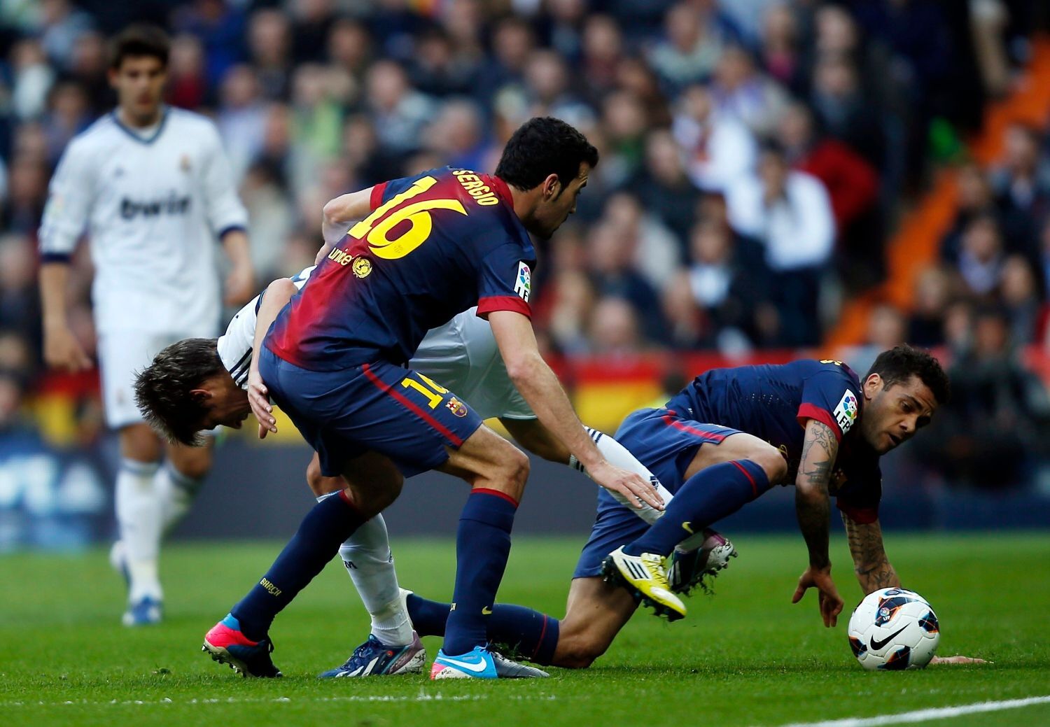 Real Madrid - Barcelona: Fabio Coentrao (vlevo) - Sergio Busquets a Daniel Alves (vpravo)