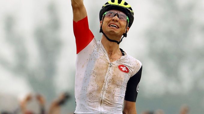 Nino Schurter slaví zlato na olympiádě 2016.