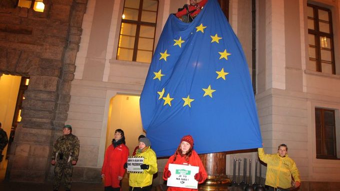 Aktivistům Greenpeace se na několik minut podařilo na Pražském hradě vyvěsit vlajku Evropské unie. Prezident Václav Klaus však v sídle českých prezidentů vlajku s hvězdami odmítá