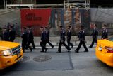 Hasiči přicházejí na zádušní mši v komplexu Světového obchodního centra v den 15. výročí teroristických útoků na Manhattanu.