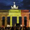 Braniburská brána v Berlíně se rozzářila v barvách belgické vlajky.