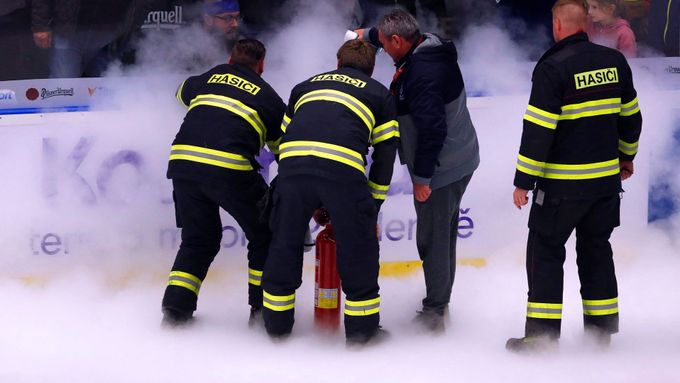 Do opravy ledové plochy se v Českých Budějovicích zapojili i hasiči