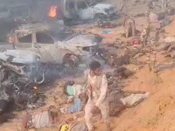 Členové polovojenské organizace Rapid Support Forces (RSF) kráčí mezi těly neozbrojených lidí a hořícími vozidly během útoku na Fašír.