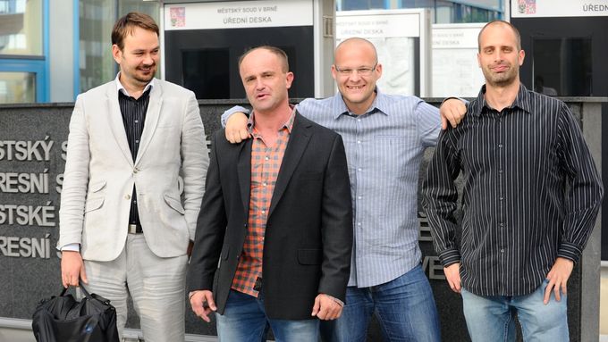 Za vydání Hitlerových projevů před soudem. Lukáš Novák, Pavel Kamas a Stanislav Beer (zprava) v září 2014 po osvobozujícím rozsudku. Vlevo obhájce Robert Cholenský.