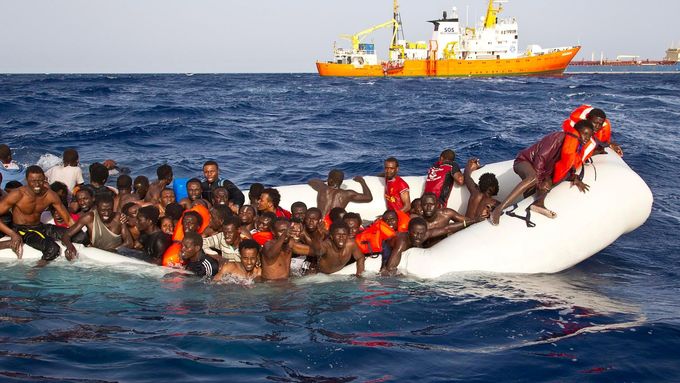 Uprchlíci ve Středozemním moři.