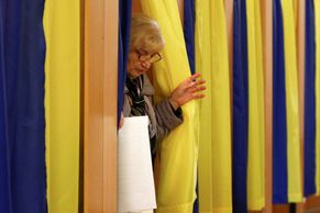 Ukrajinské volby obrazem: Hlasovali vojáci i vězni, v Praze se tvořily dlouhé fronty