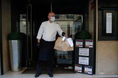 Michelinský šéfkuchař v době pandemie rozváží jídlo, za menu si účtuje 1500 korun