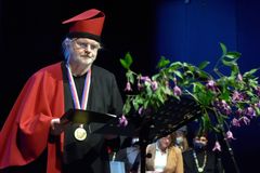 Norský dramatik Jon Fosse převzal čestný doktorát Janáčkovy akademie