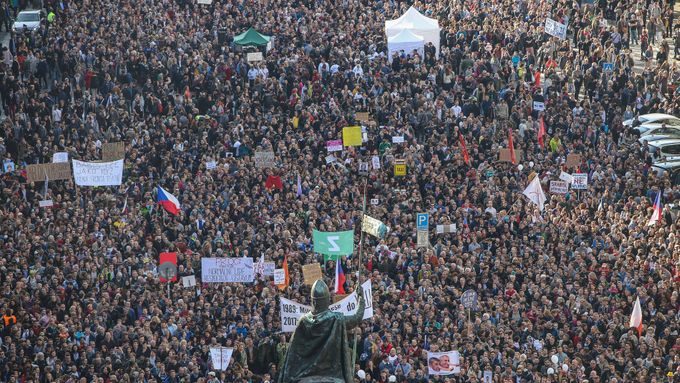Svobodymilovní demokraté přesvědčují přesvědčené, že pravda a láska zvítězí. (Snímek z demonstrace proti Andreji Babišovi a Miloši Zemanovi na Václavském náměstí, květen 2017.)