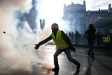 V Rouenu došlo k několika incidentům a policie použila slzný plyn, uvedl list Le Parisien na svém webu. V Paříži policisté zatím zadrželi tucet lidí, uvedla agentura AFP.