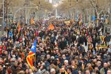 Desetitisíce lidí v neděli vyšly do ulic Barcelony i dalších katalánských měst - Girony, Lleidy či Tarragony.