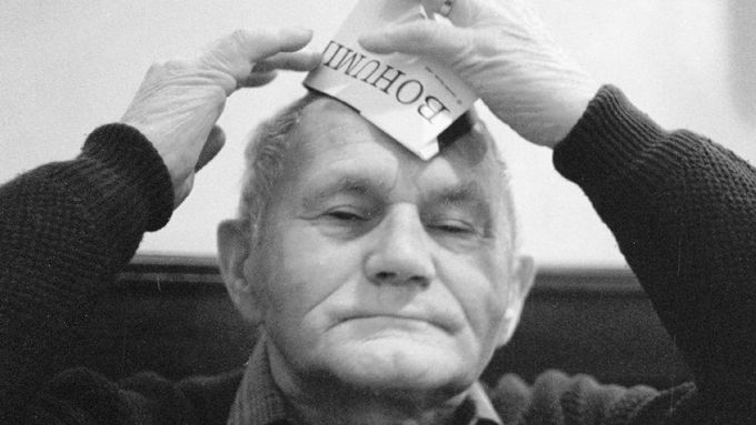 Bohumil Hrabal s papírovou čepicí v 80. letech minulého století.