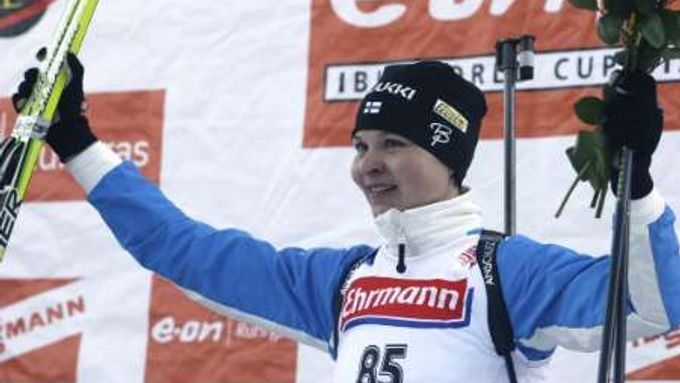 Kaisa Varisová na nejvyším stupínku po lednovém závodě biatlonistek na 7,5 kilometru v bavorském Ruhpoldingu.