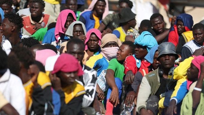 Migranti čekají na italském ostrově Lampedusa