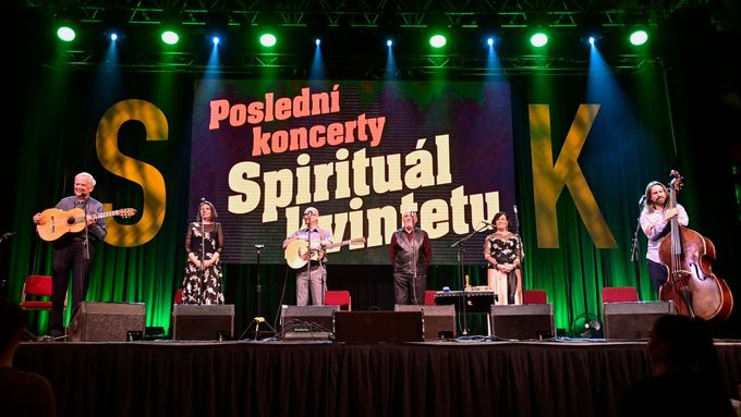 Snímek z loňského posledního koncertu Spirituál kvintetu ve velkém sále pražské Lucerny.