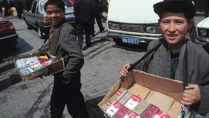 Ujgurové v Číně budou nuceni prodávat cigarety a alkohol, jejichž užívání jim jejich víra zakazuje.