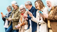 senioři, důchodci, digitální technologie, závislost, mobil