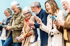 Od WhatsAppu k závislosti. Jak digitální svět láká a ničí české seniory