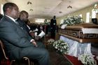 Zimbabwe pohřbívá premiérovu manželku, přišel i Mugabe